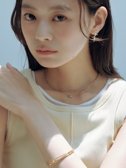 ネックレス、ブレスレット、ピアスの着用アップ