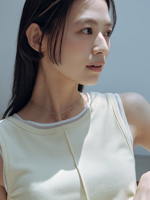 ノースリーブとネックレスの首元アップ