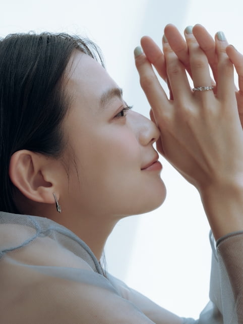 色石ジュエリーの着用アップ