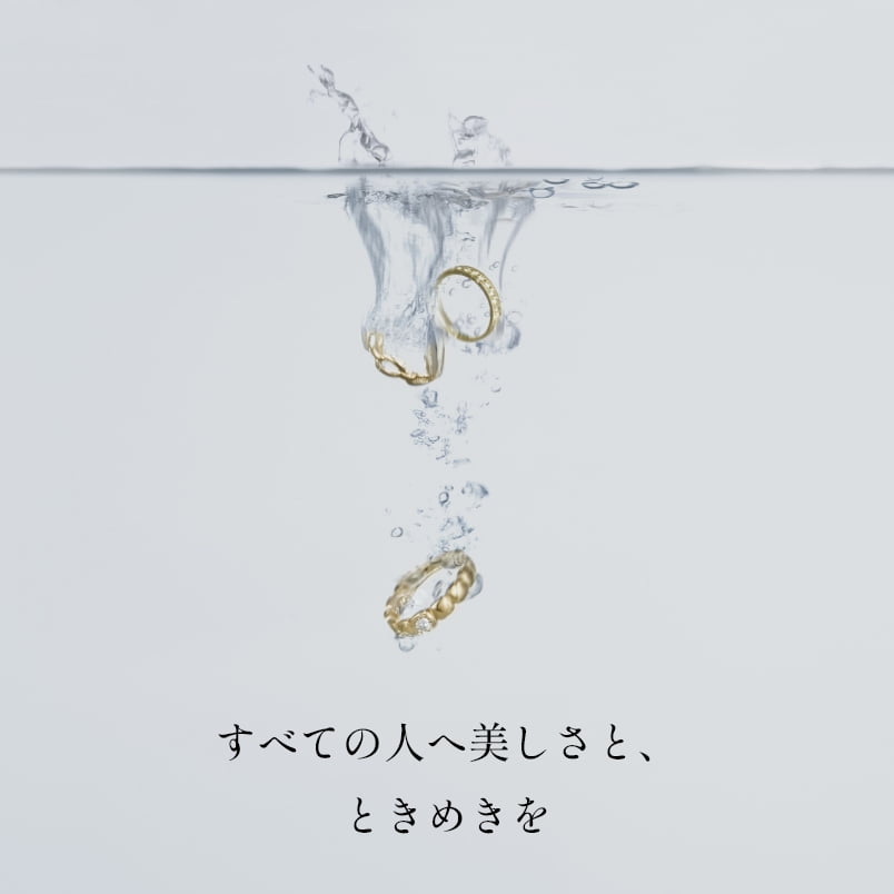 水に放たれたジュエリー