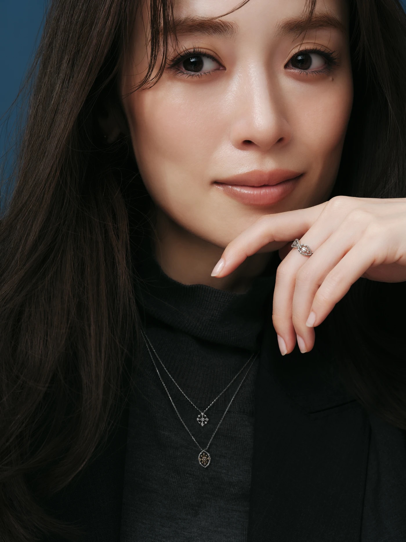 泉里香さん・ブラックニット
