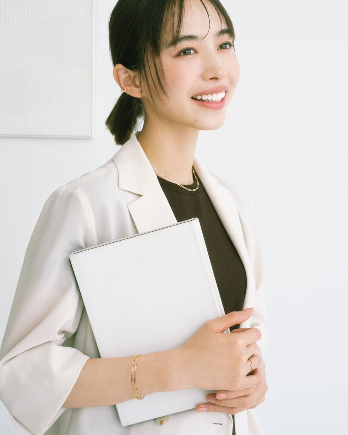 モデルがブレスレットを着用している画像