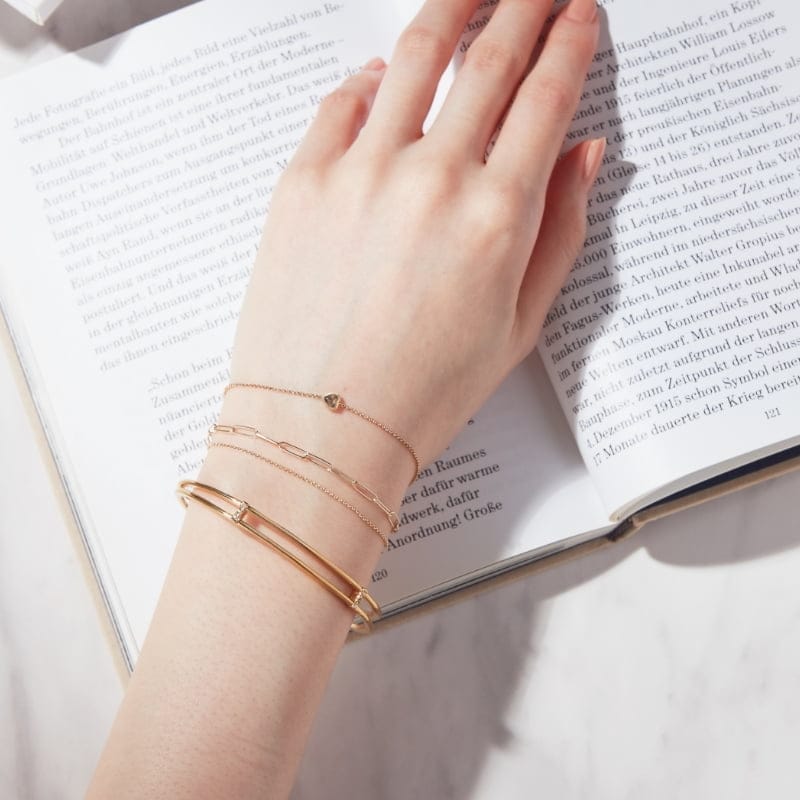 ブレスレットを着用したモデル