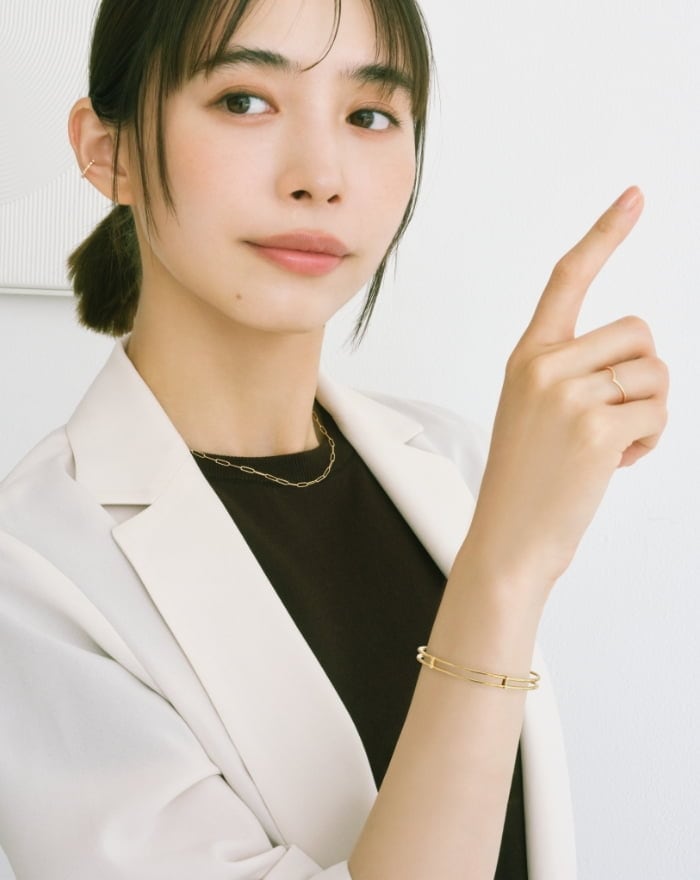 ブレスレットを着用したモデル