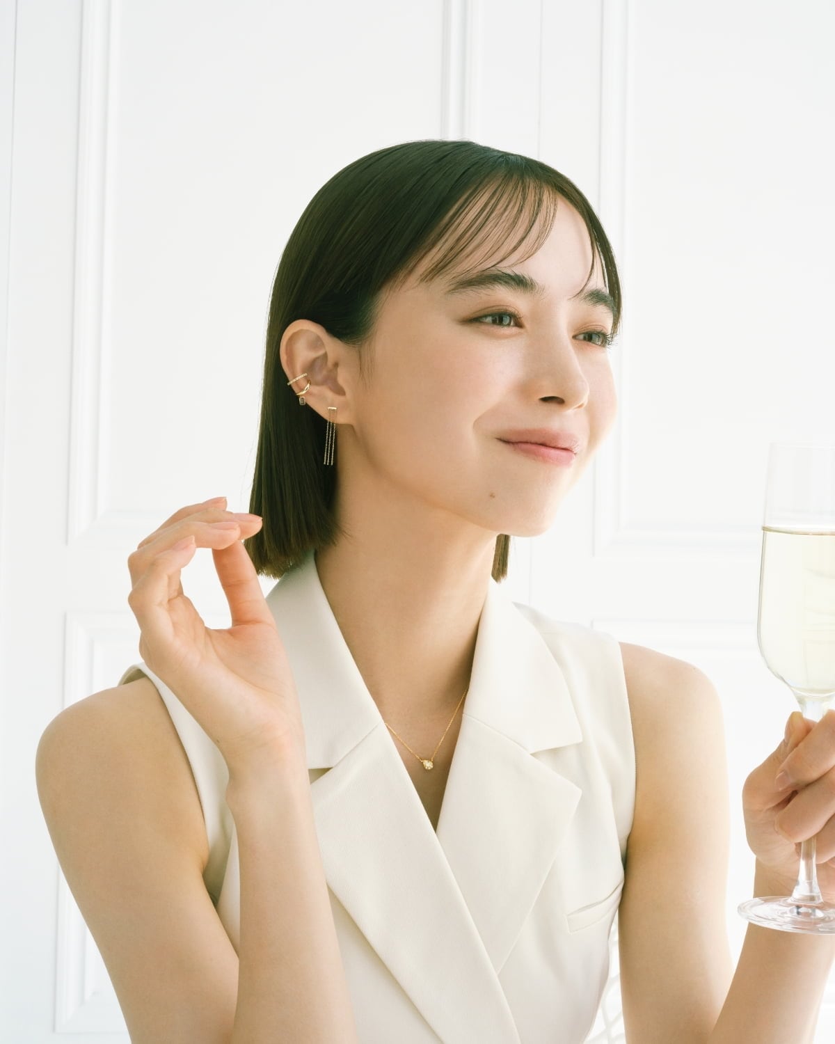 モデルがイヤーカフとピアスを着用している画像