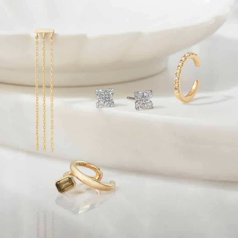 イヤーカフとピアスを着用したモデル