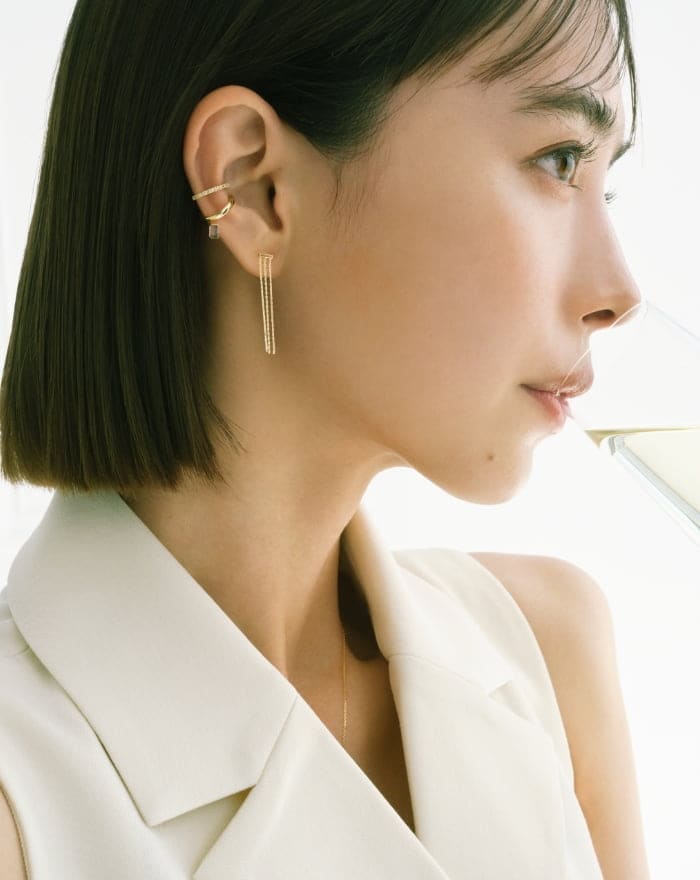 イヤーカフとピアスを着用したモデル