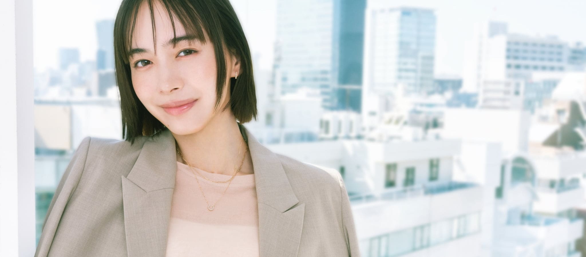 オフィスで輝く先輩の好印象ジュエリーコレクションのメインビジュアル