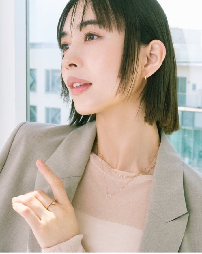 ネックレスを着用したモデル