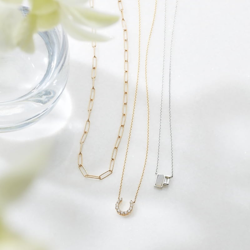 ネックレスを着用したモデル