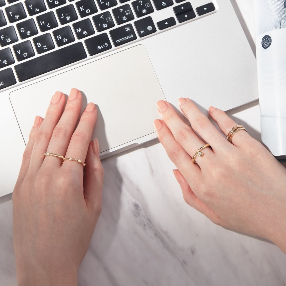 リングを着用したモデル