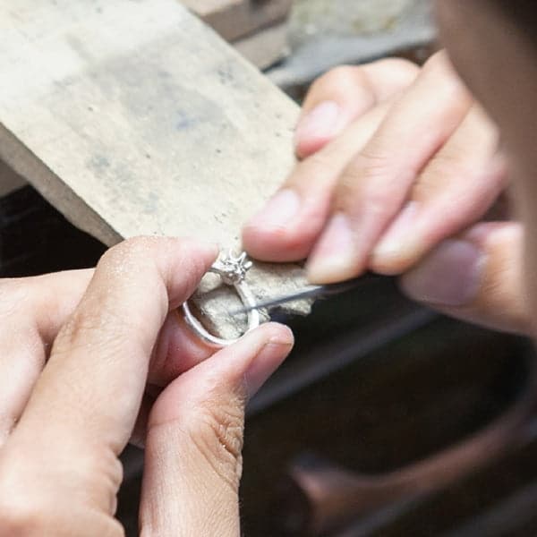 職人がジュエリーを制作する様子