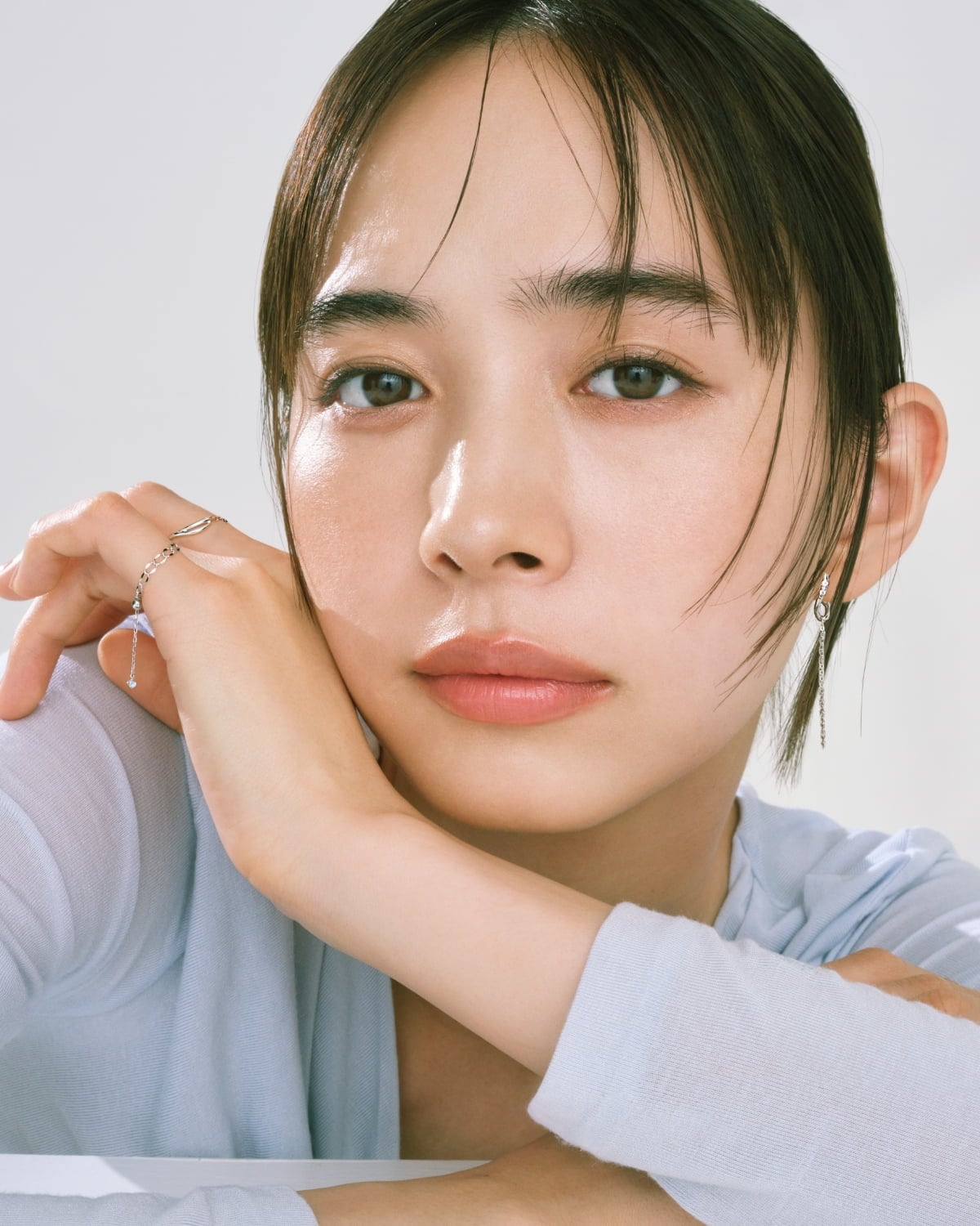 ジュエリーを着用したモデル