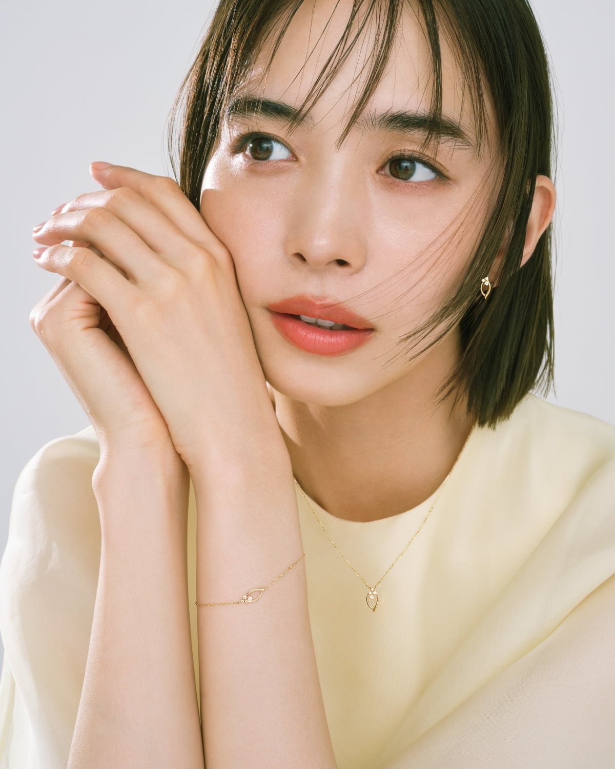 ジュエリーを着用したモデル