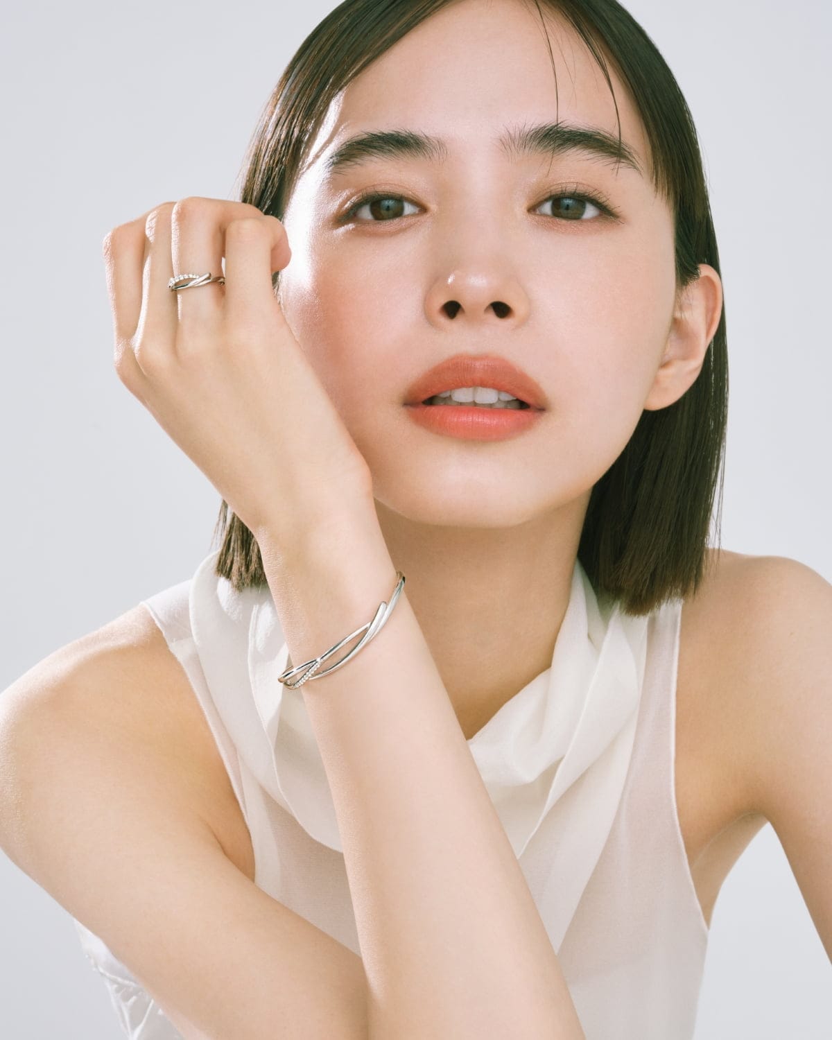 ジュエリーを着用したモデル