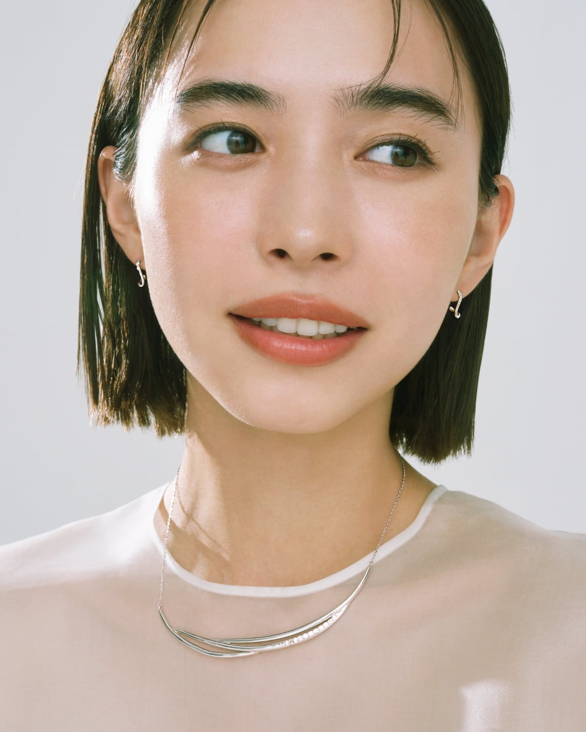 ジュエリーを着用したモデル