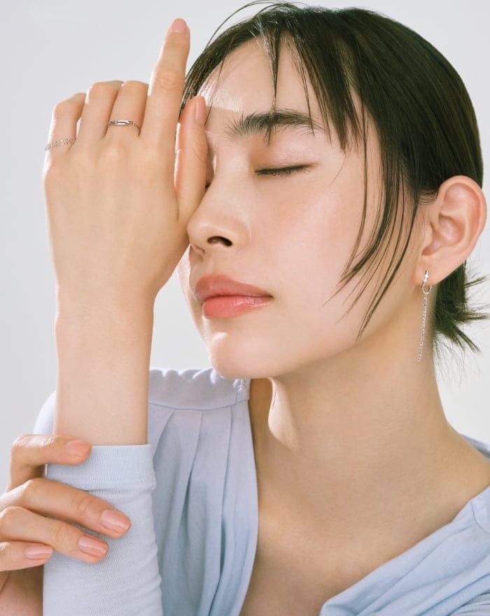 ジュエリーを着用したモデル