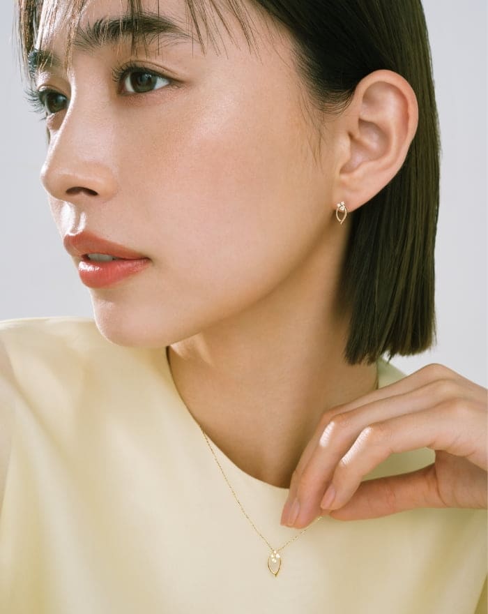 ジュエリーを着用したモデル