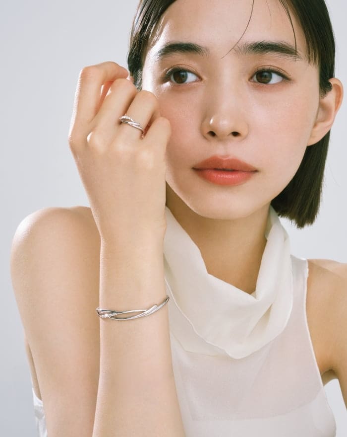 ジュエリーを着用したモデル