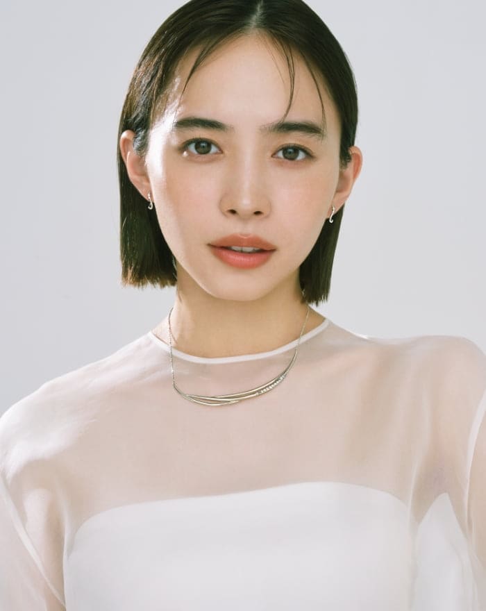 ジュエリーを着用したモデル